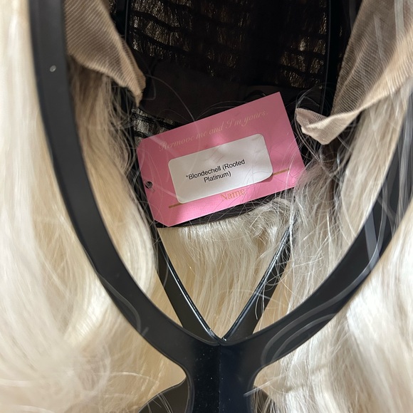 Chelsey Smith Crowns Blondechell Rooted Platinum Free Part Lace Front Wig NWT - Picture 4 of 4